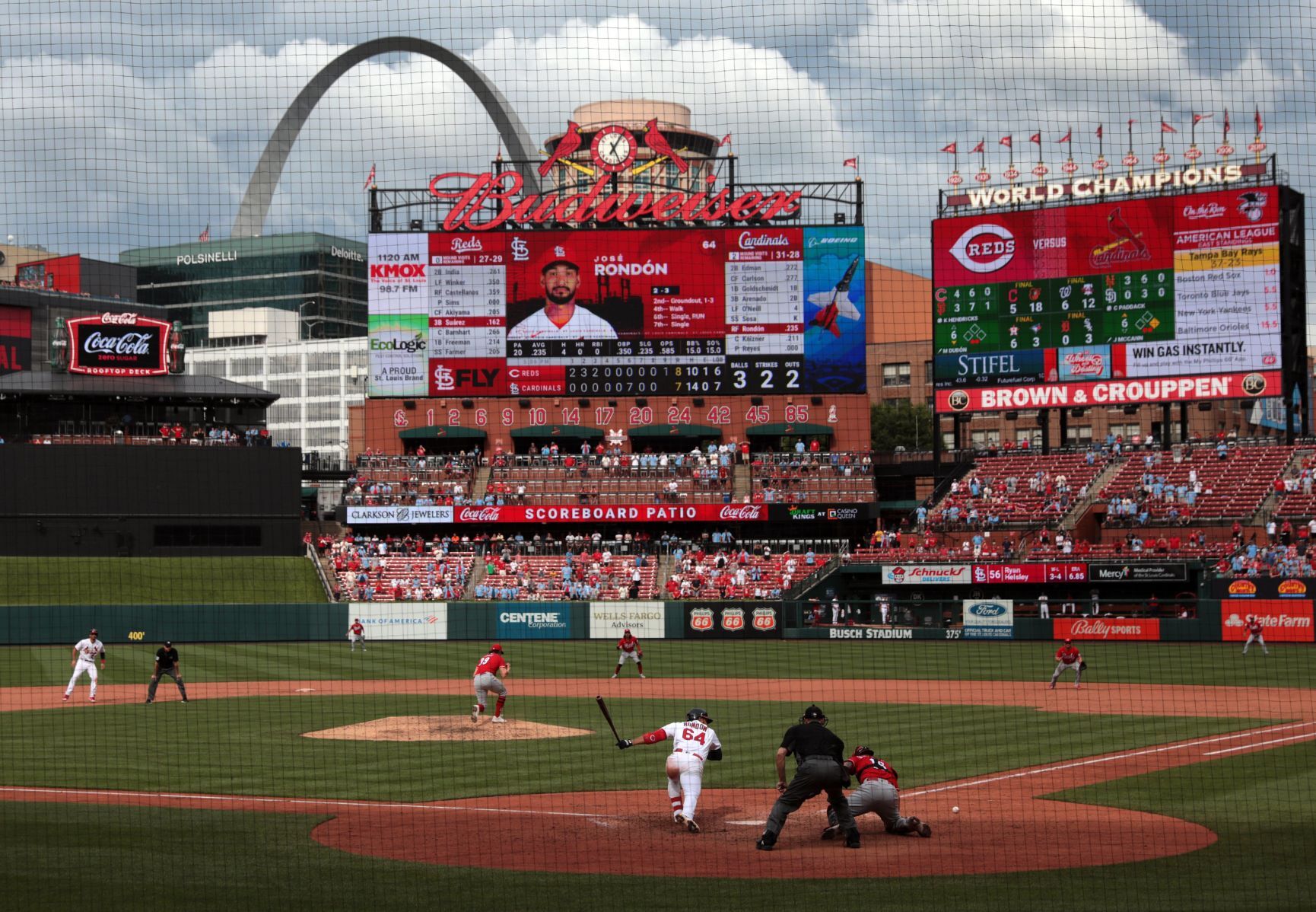 Reds sweep Cardinals 8-7